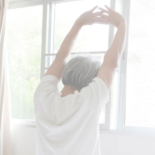 healthcare-professionals-introducing-aircurve-11-man-stretching